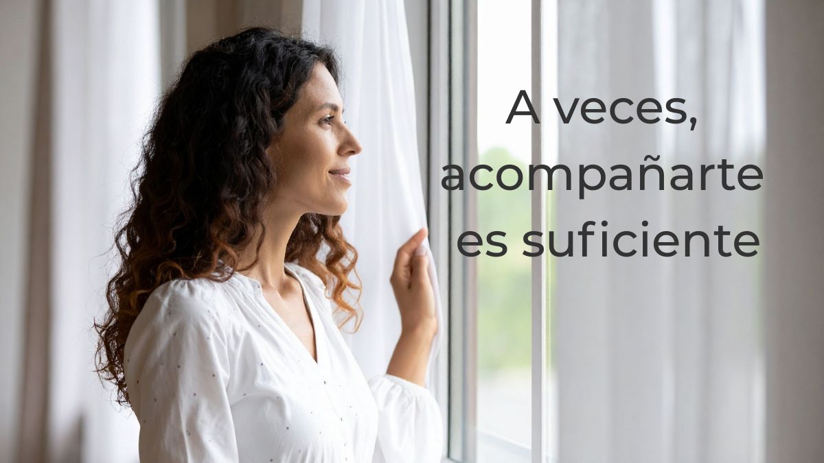 Persona en silencio junto a una ventana, acompañándose sin exigencia.