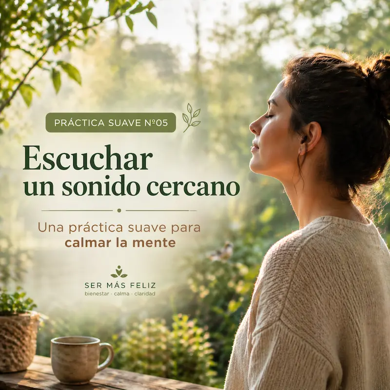 Escuchar un sonido cercano para calmar la mente con una práctica suave en un entorno natural